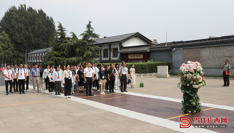學員向八路軍一二九師前輩們敬獻花籃，向革命先輩們致敬。記者張友豪攝_副本